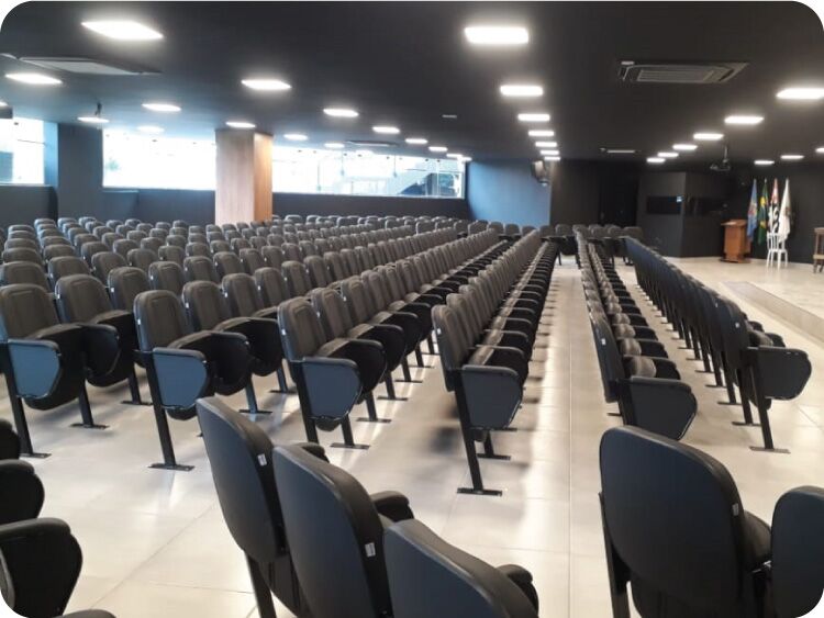 Igreja com cadeiras estofadas instaladas