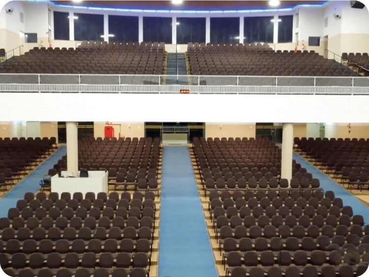 Auditório de igreja com poltronas novas